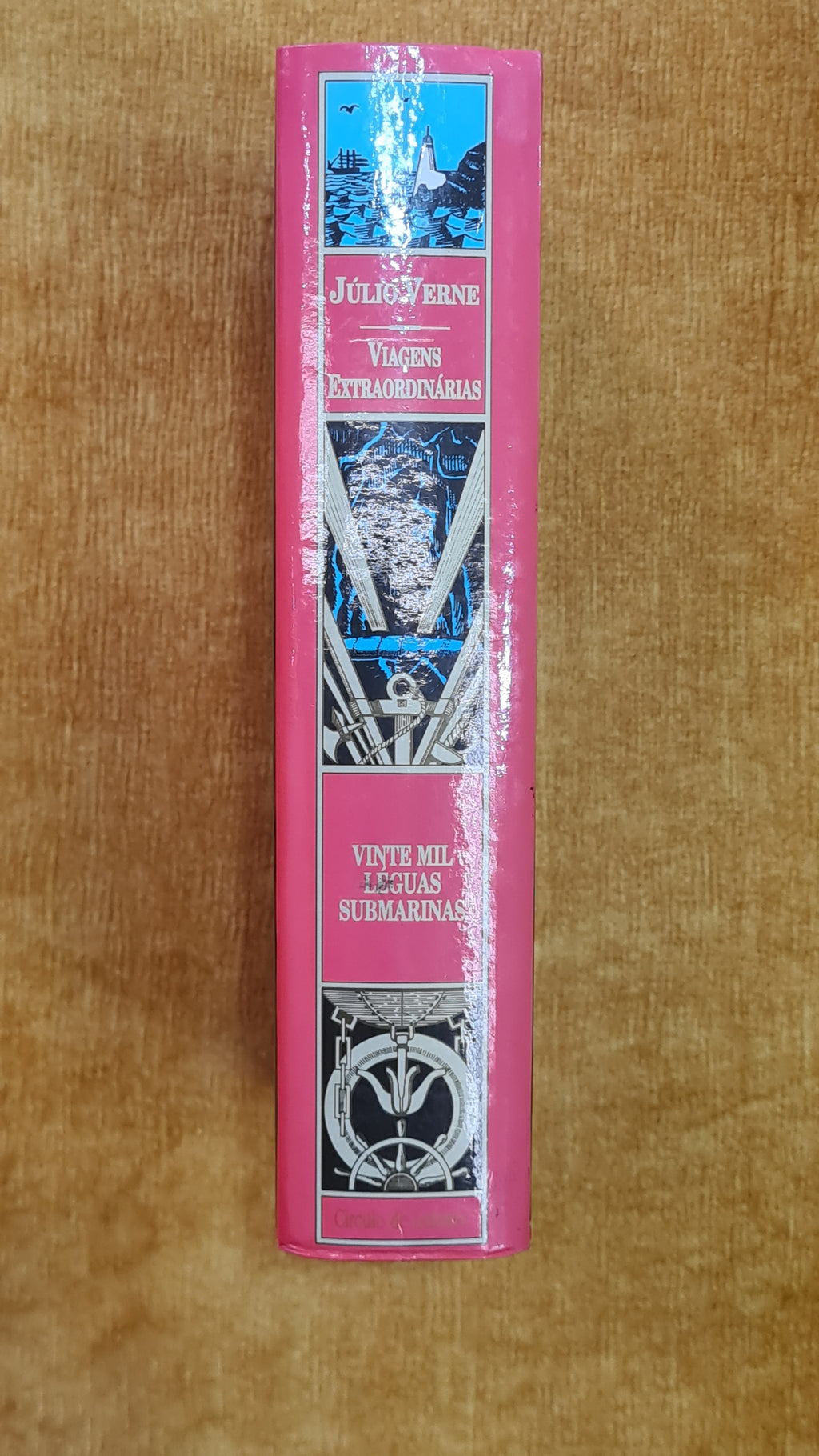 Twenty Thousand Leagues Under the Seas - Jules Verne Library