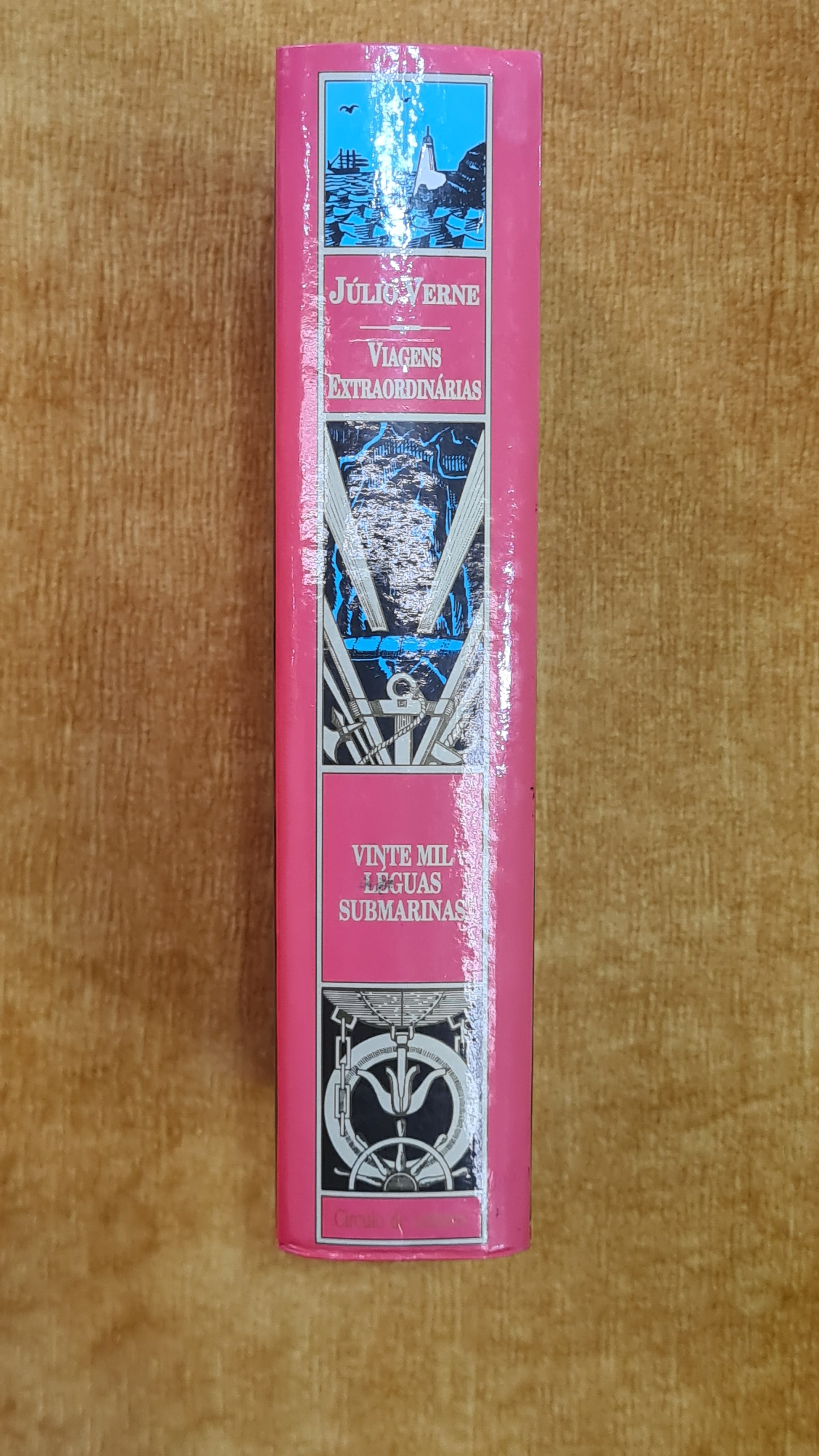 Twenty Thousand Leagues Under the Seas - Jules Verne Library
