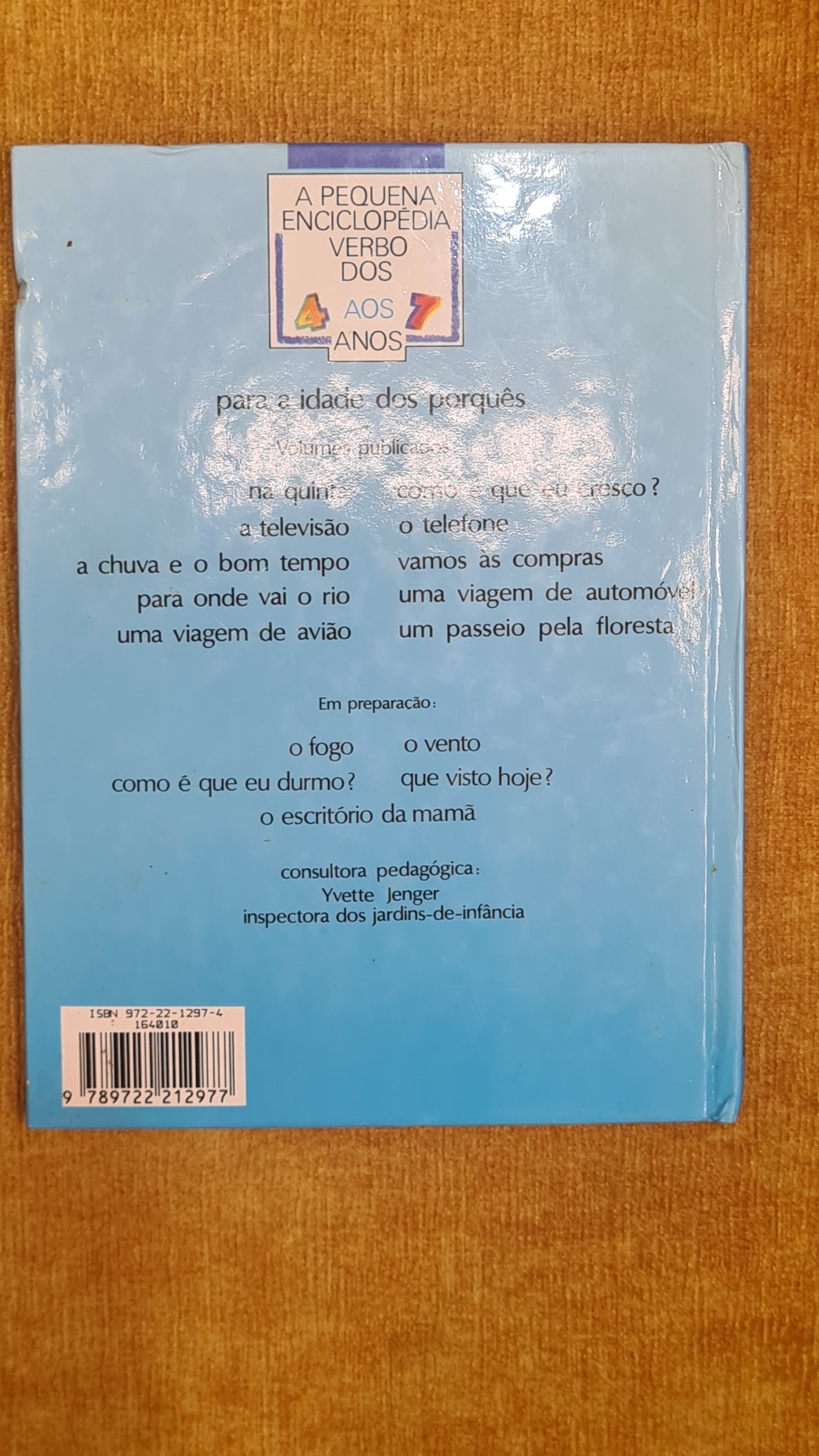 A walk in the woods - The little encyclopedia for ages 4 to 7 10