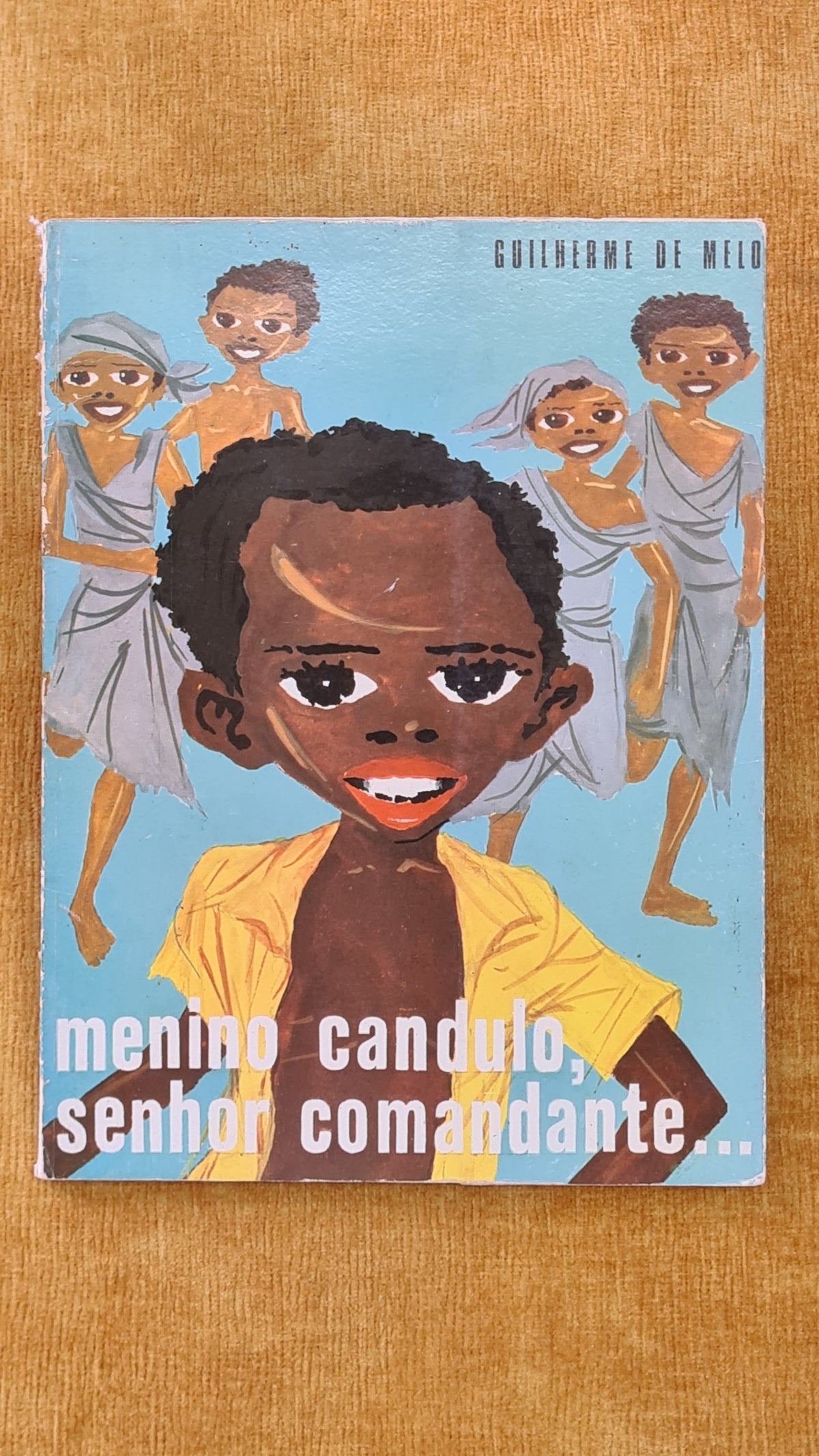 Menino candulo, senhor comandante...