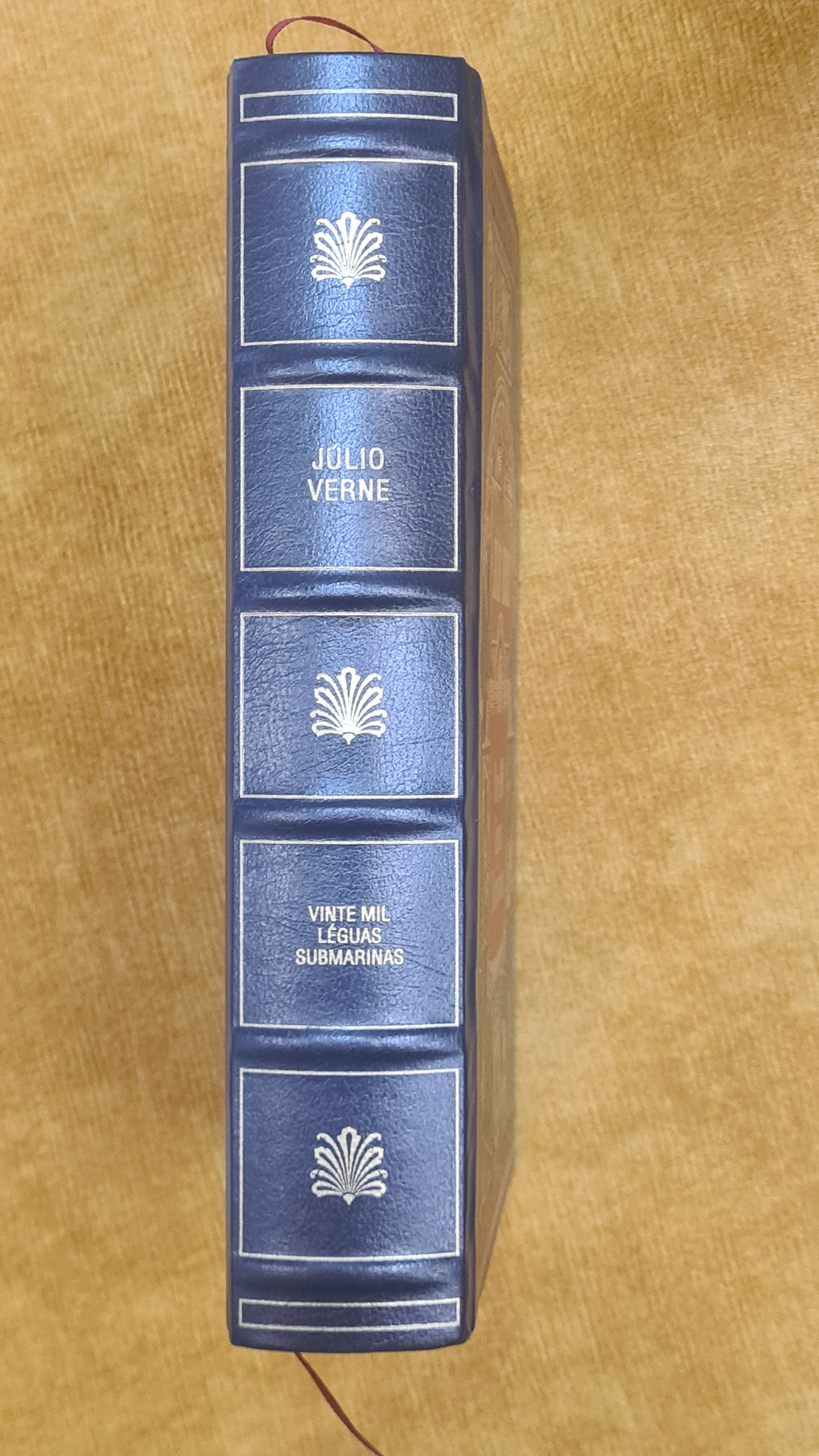 Vinte mil léguas submarinas - Biblioteca Júlio Verne
