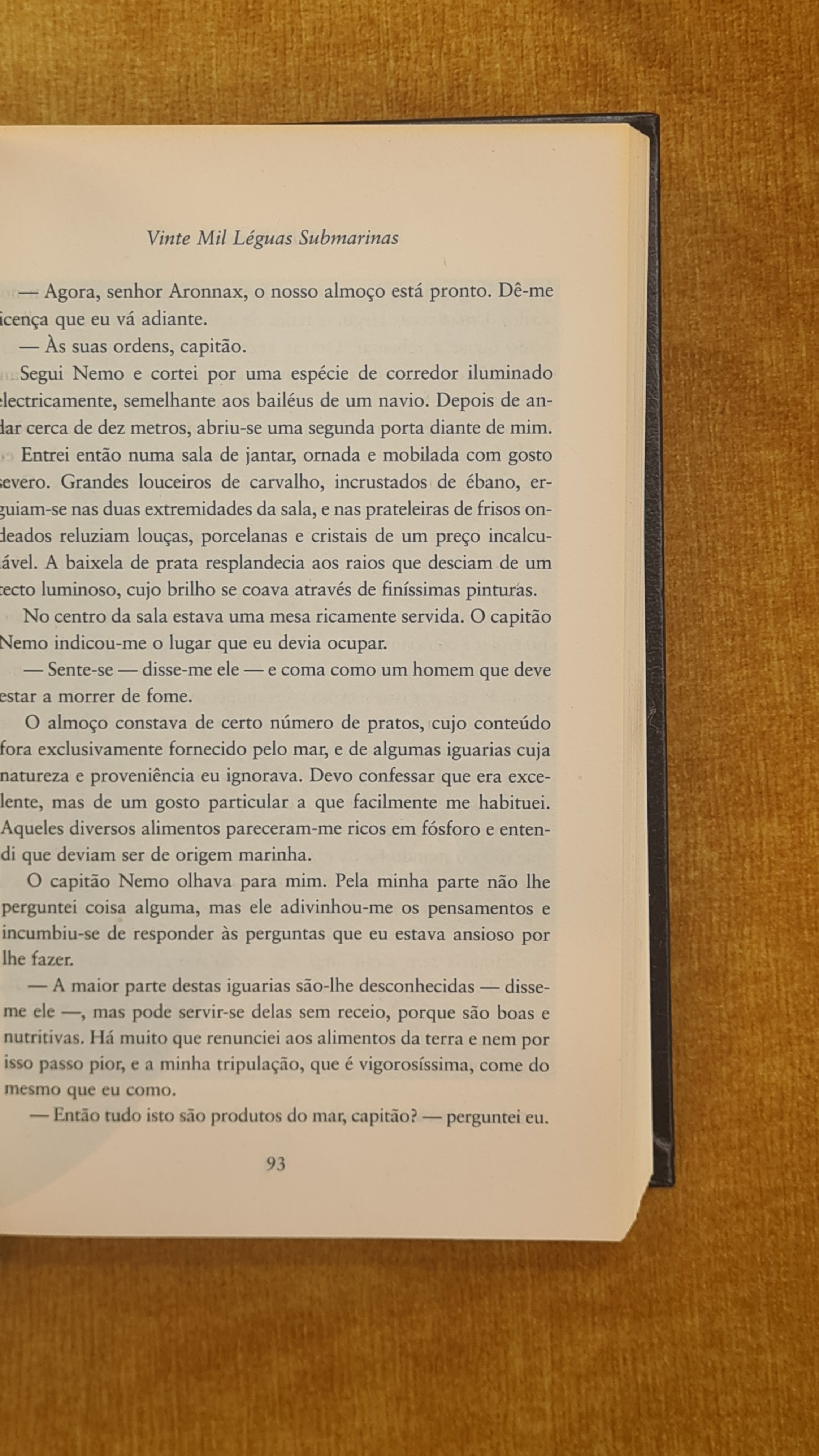 Vinte mil léguas submarinas - Biblioteca Júlio Verne