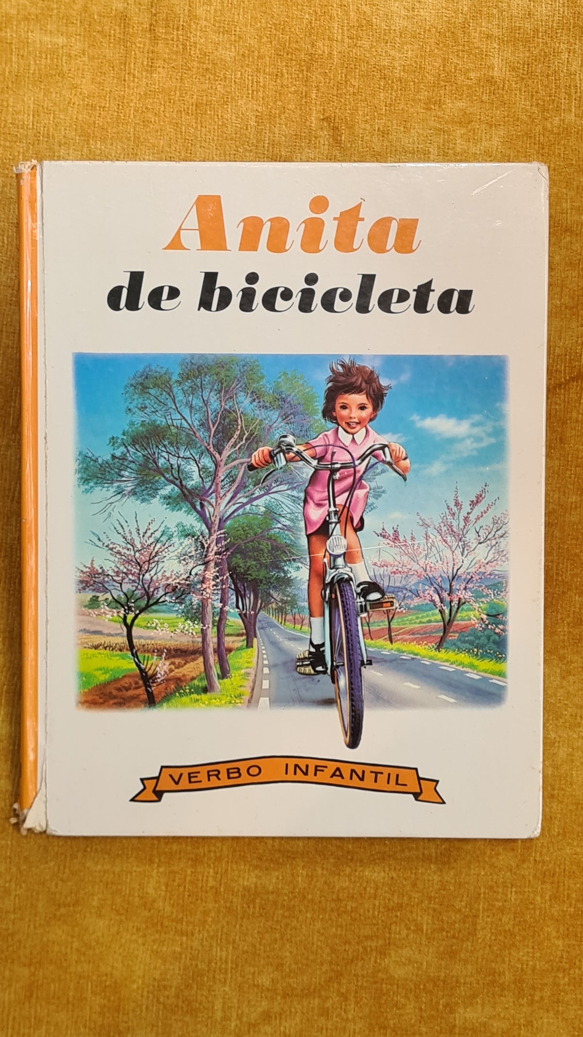 Anita de bicicleta