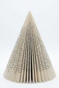 Árvore de Natal Literária Cónica sobre fundo branco (vertical, sem pico no topo)